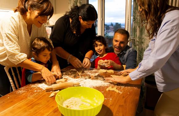 At Christmas, give a future: stories from the project “With the families”